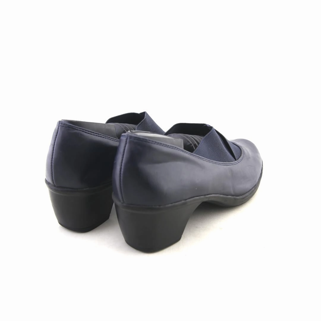 In High Heels LAURA SCOTT  .