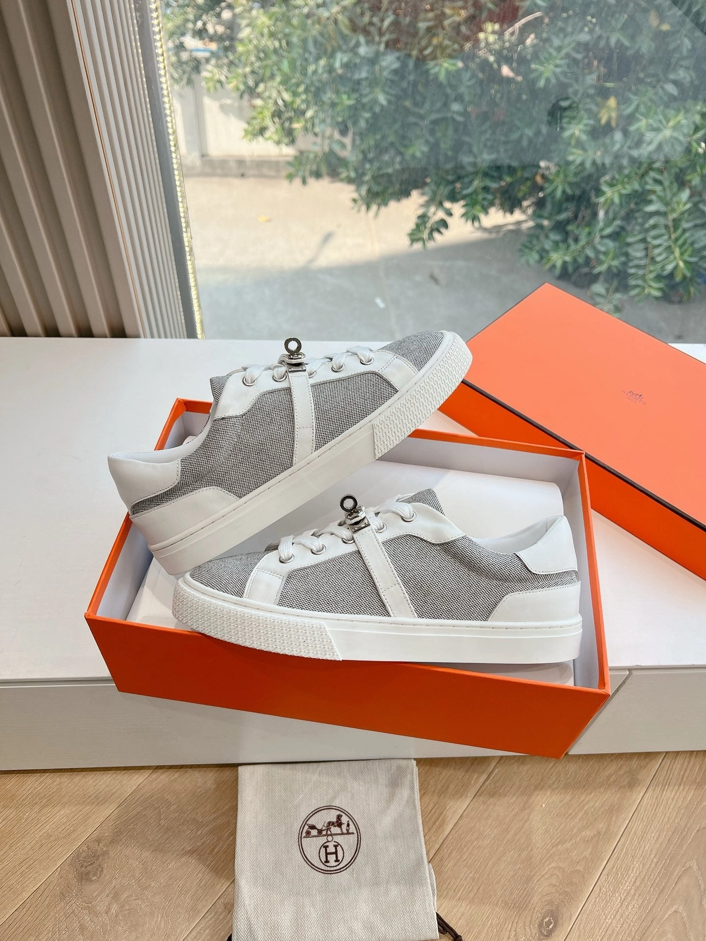 Foot Pain After Wearing Flat Shoes SE1559 Hermes Day Sneaker / Size5-10