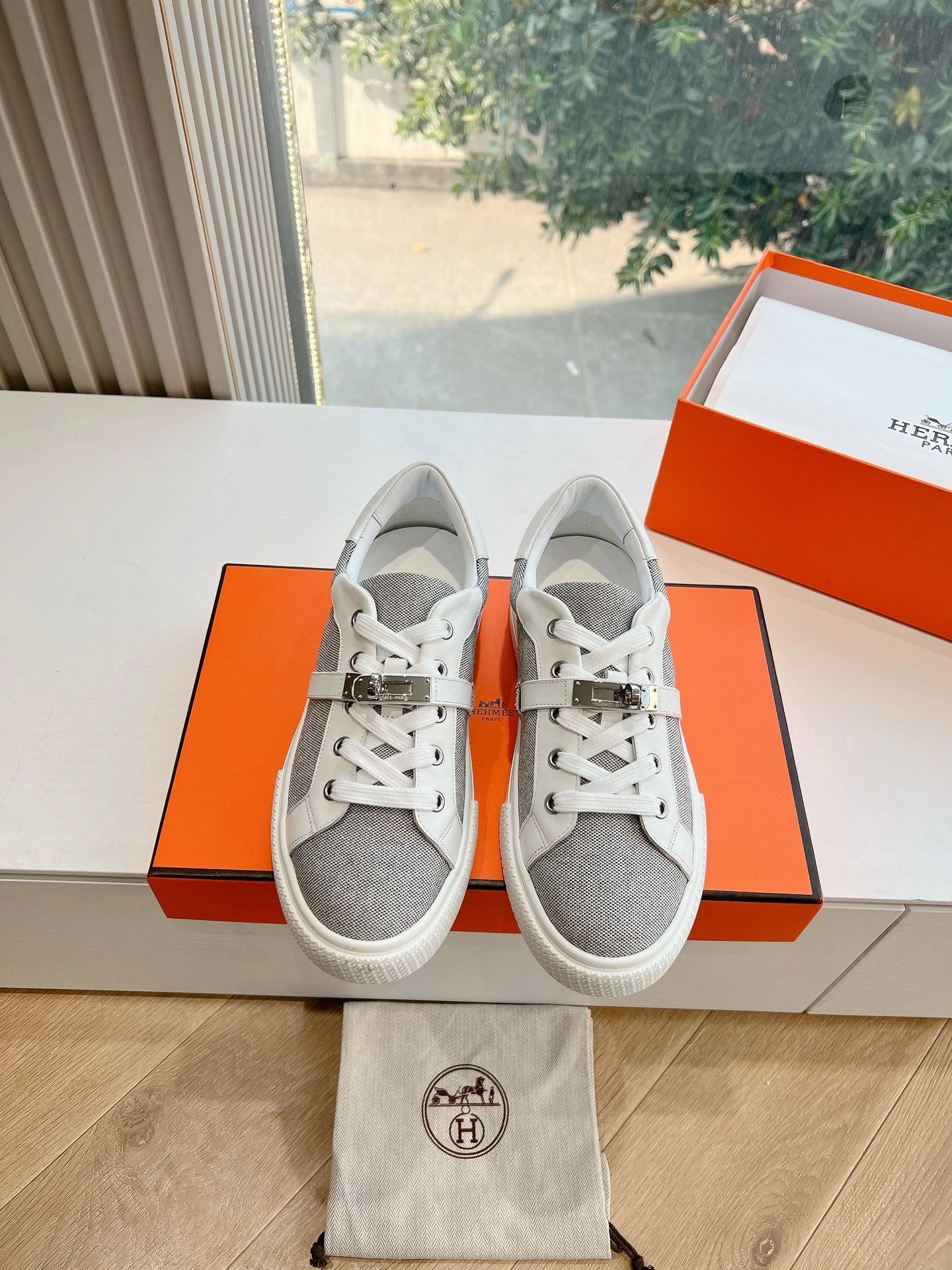 Flat Shoes Putih SE1559 Hermes Day Sneaker / Size5-10