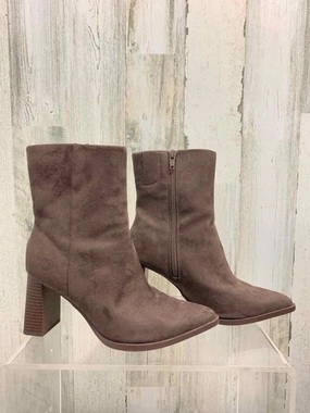 PRE-OWNED BROWN Size 6 Shoes/BROWN SUEDE BOOTIES. CHUNKY HEEL & POINTED TOE. ZIP Shoes Seating Casual Simple Calm