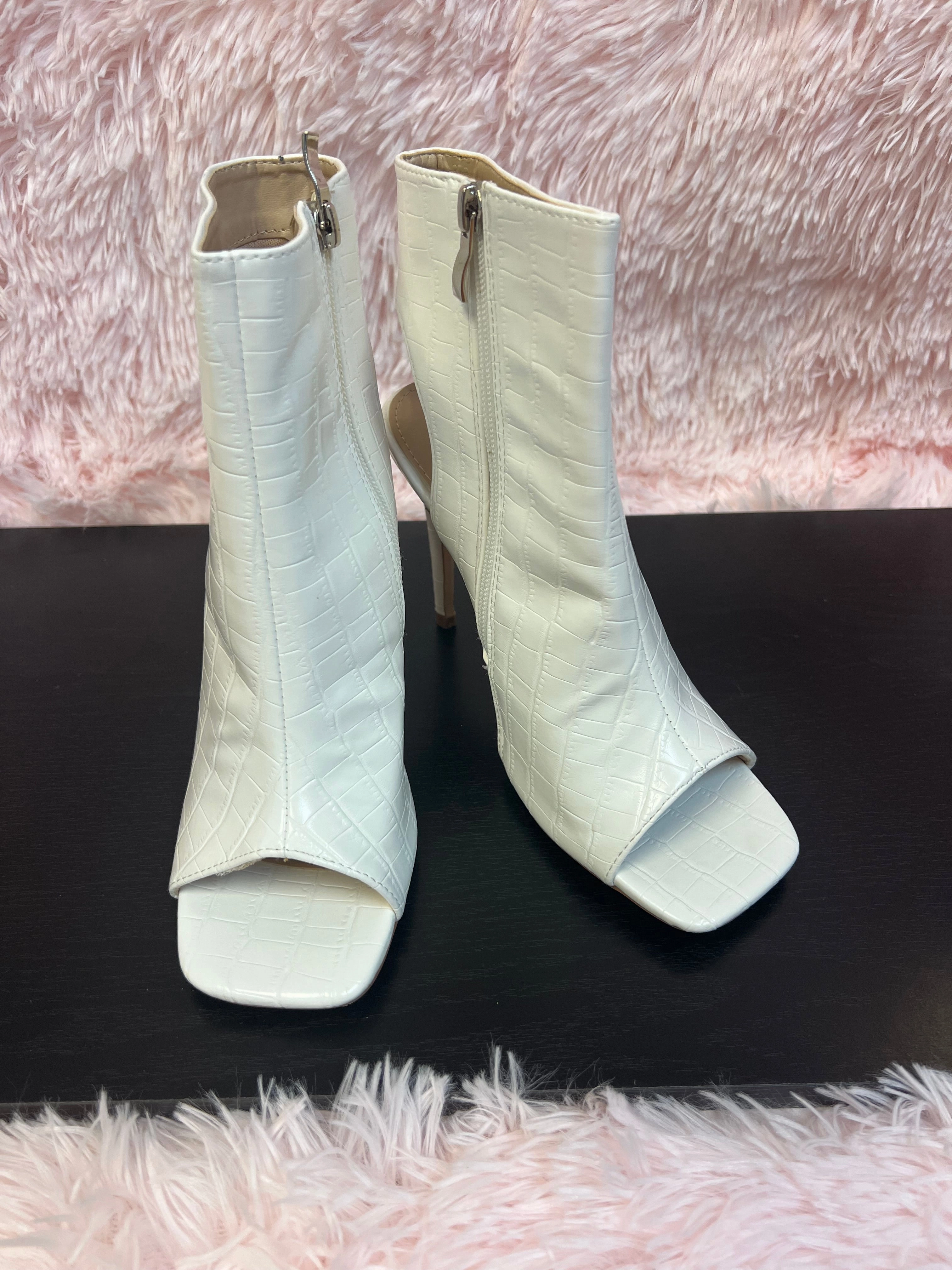 VICTORIA-15 White High Heel Website