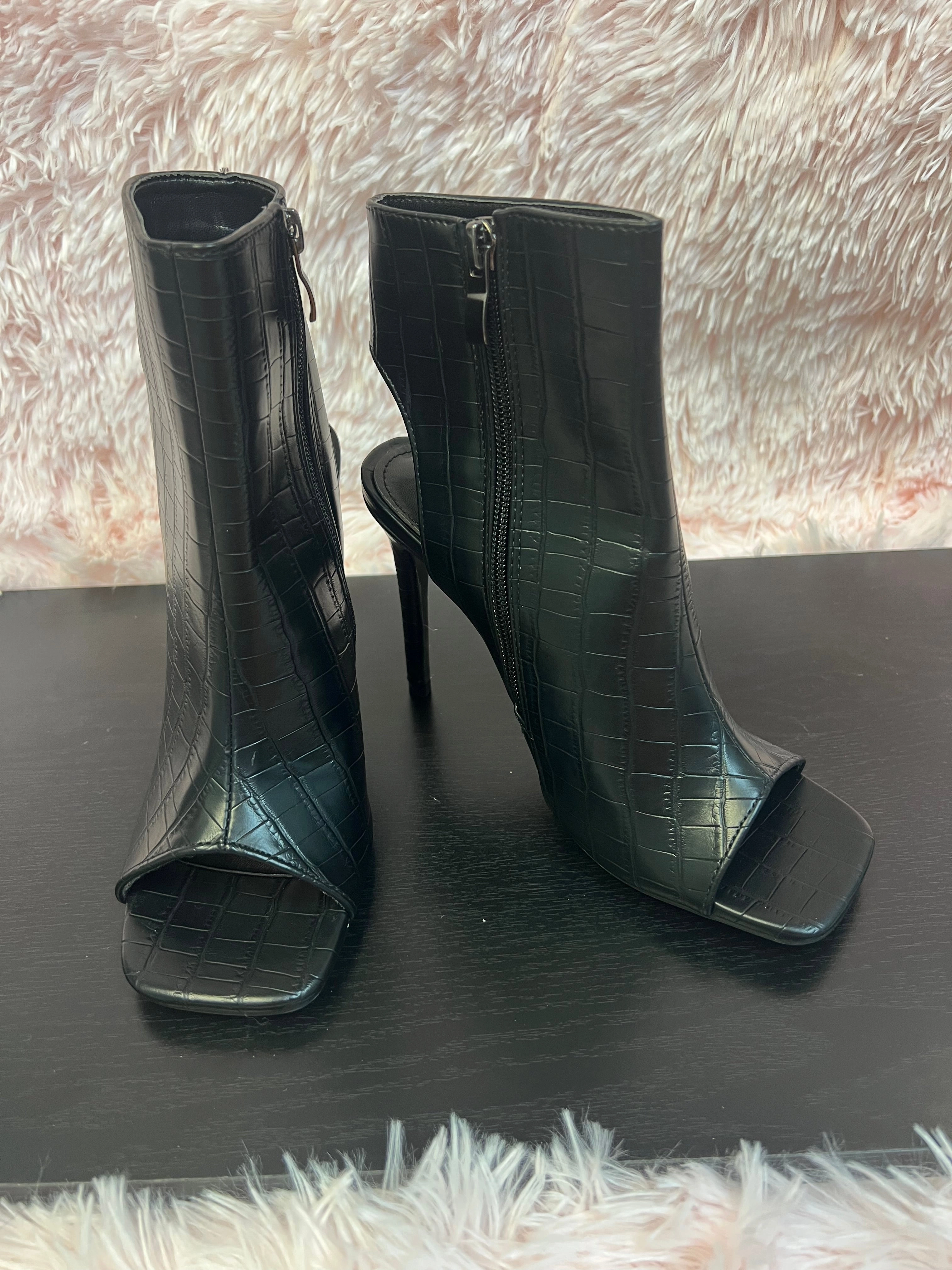 VICTORIA-15 Black Block High Heels Closed Toe